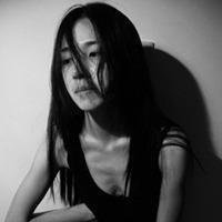 唯美美坐着头像黑白女生头像