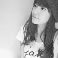 黑白女生头像伤感带字头像