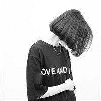 动漫半身黑白女生头像吧