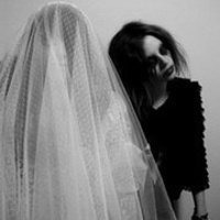 戴帽子黑白女生头像背影