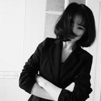 卡通黑白女生头像长发带字