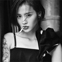 背影长发带字黑白女生头像