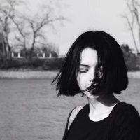 长发黑白女生头像带字