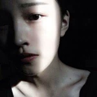 穿高跟鞋黑白女生头像