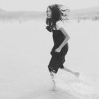 露半颗头黑白女生头像