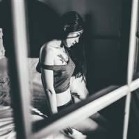 露肩背影黑白女生头像