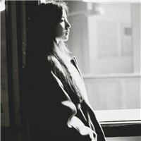 士抽烟侧面黑白女生头像