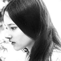 欧美拿枪黑白女生头像