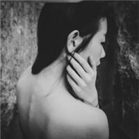 黑白女生头像戴帽子