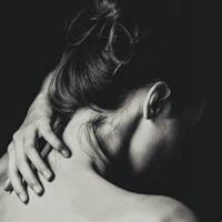 半张脸黑白女生头像 半张脸黑白女生头像