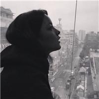 黑白女生孤独背影