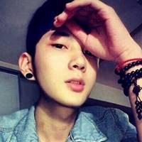 非主流男生红嘴巴纹身头像