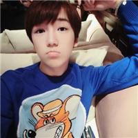 个性男生头像红唇黑衣