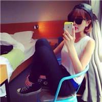 头像带墨镜女生在车里