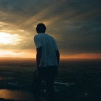 微信头像黑白伤感带字背影男生头像