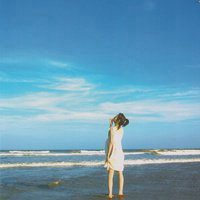 微信头像黑白背影女生头像带字伤感