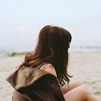 头像带字背影女生伤感黑白图片