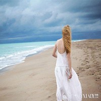 头像背影女生动漫黑白头像带字