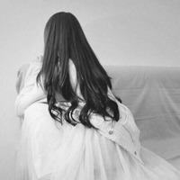 微信头像黑白背影女生