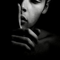 求好看欧美男生黑白头像带字