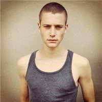 欧美男生纹身墨镜头像霸气