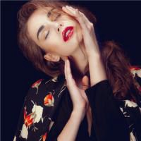 欧美女生纹身吸烟头像霸气