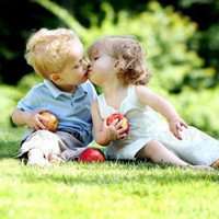 漂亮女孩接吻图片头像