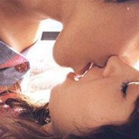 半身水中接吻头像