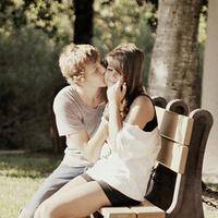 情侣海中接吻头像