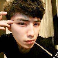 女生黑白简约头像卡通