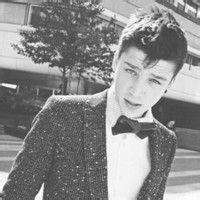 斜刘海男卡通男生头像黑白