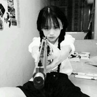 动漫情侣头像拿枪对着对方