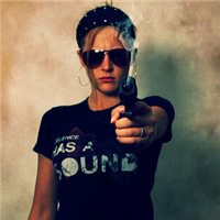 二次元拿枪对自己的头像 二次元拿枪对自己的头像