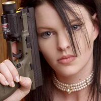 动漫女生超拽拿枪头像