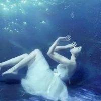 微信唯美长发坐着头像背影 微信唯美长发坐着头像背影