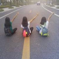 中长发卷发女生