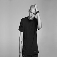 在海边男生光头头像图片