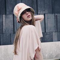 唯美黑白短发侧脸女生