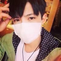 红色衣服侧脸男生