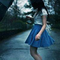 下雨天拥抱的动漫情侣头像