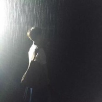 微信头像下雨男撑伞卡通