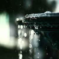 美女头像下雨的背影