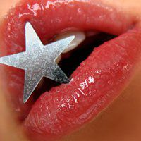 女生动漫微信头像嘴唇吐血