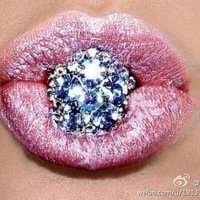 一个咬嘴唇漏肩膀男头像