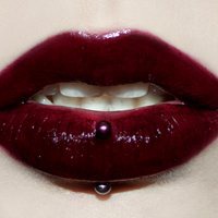 女生咬嘴唇图片可爱头像