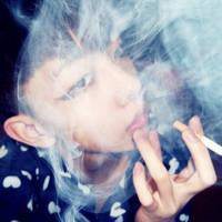 冷酷抽烟男生头像