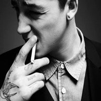 粉色抽烟男生头像