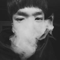 微信抽烟男生头像黑白色调