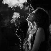 欧美黑白抽烟女生头像霸气