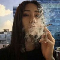 单人黑白抽烟女生头像